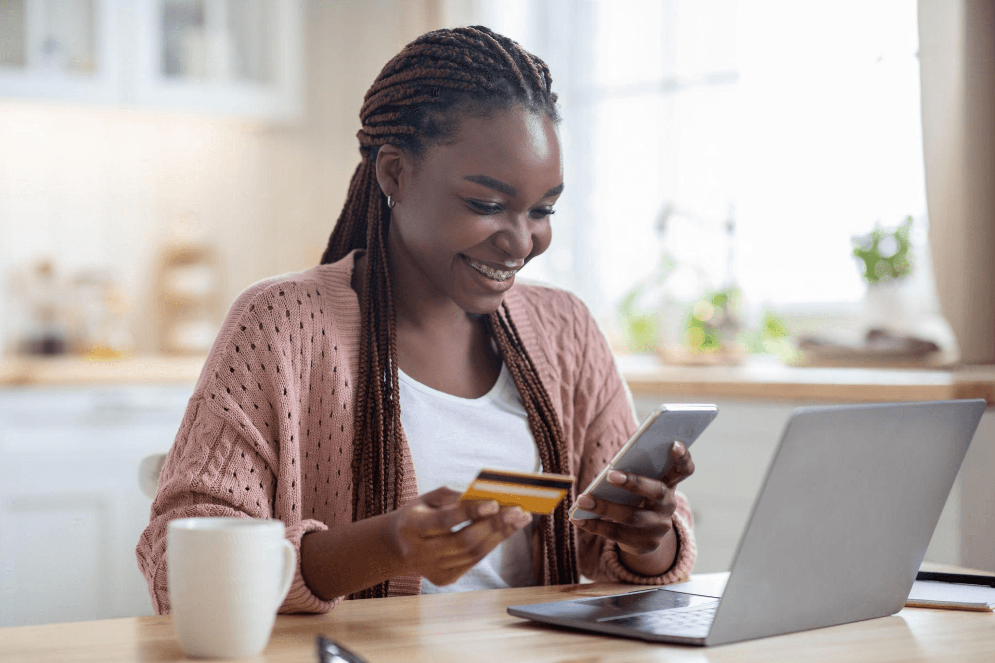 Une cliente effectue un achat depuis son téléphone
