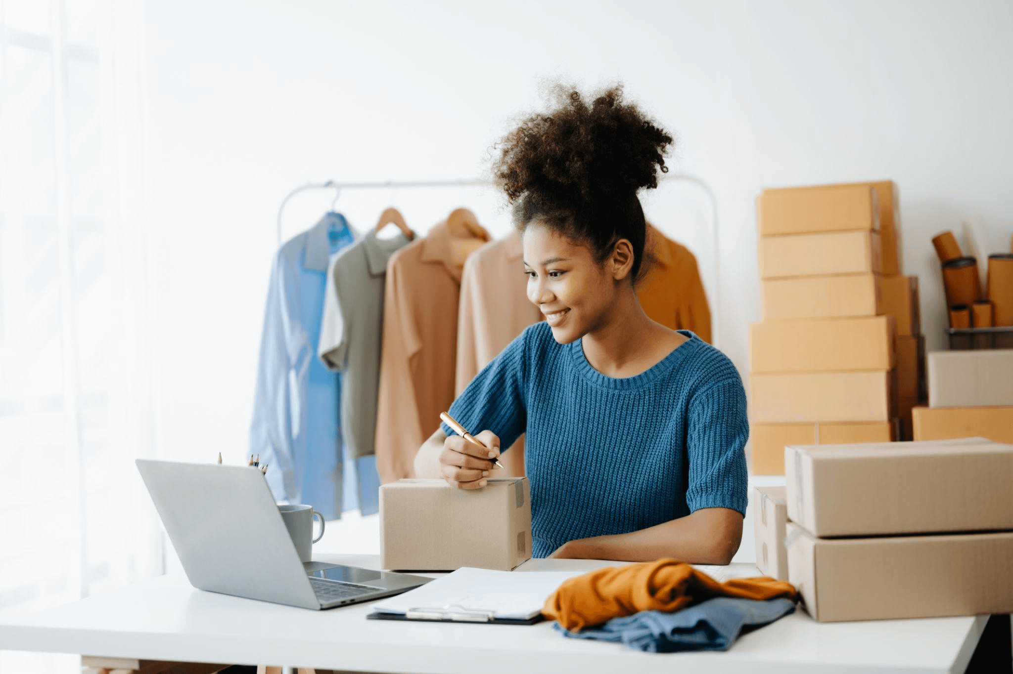 Une entrepreneuse africaine utilisant son téléphone